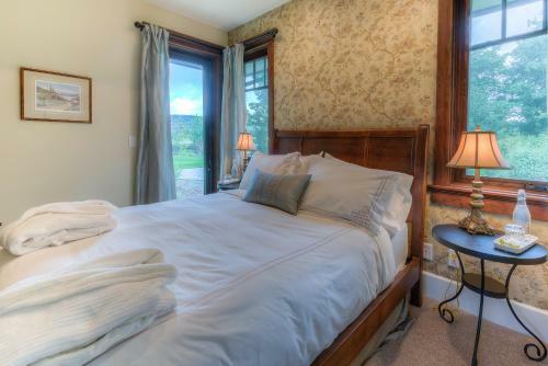 Country Bay Manor B&B