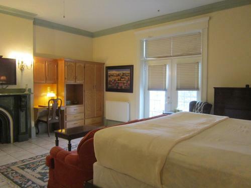 Posada Chipman Hill Suites - Senator Dever House
