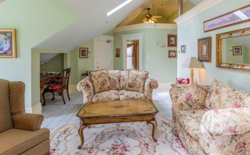 Posada Chipman Hill Suites - Senator Dever House