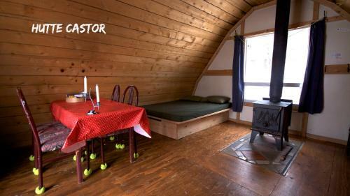 Yourtes Et Huttes Du Lac Castor