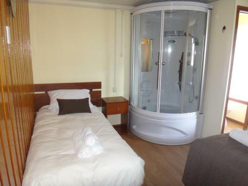 Hostal Queltehue Lodge