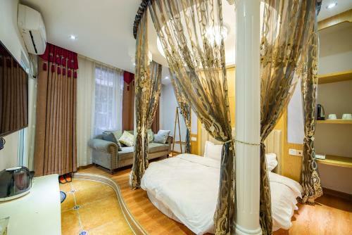 Zhangjiajie Exotic Style Hotel