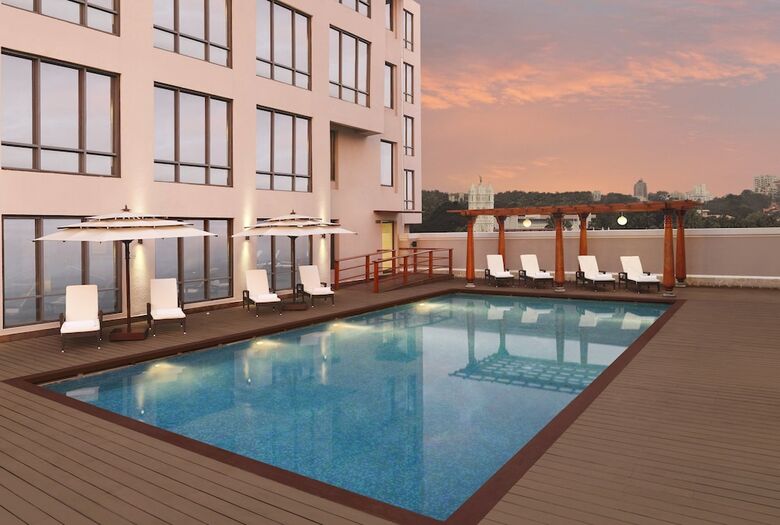 Hotel Muthoot Plaza