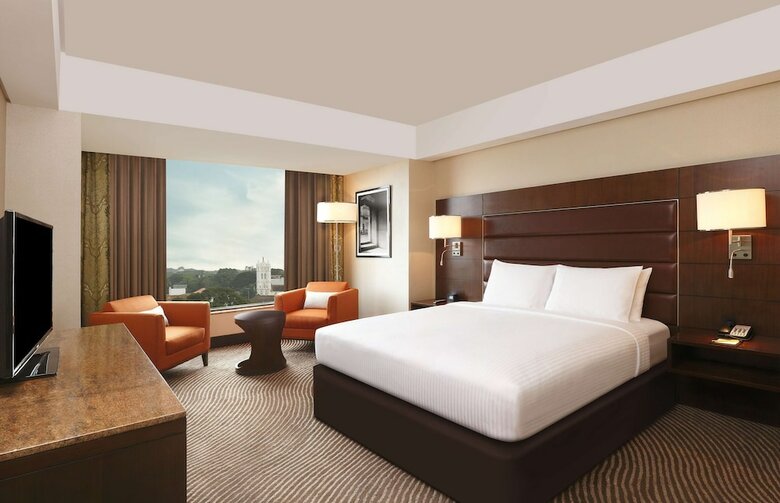Hotel Muthoot Plaza