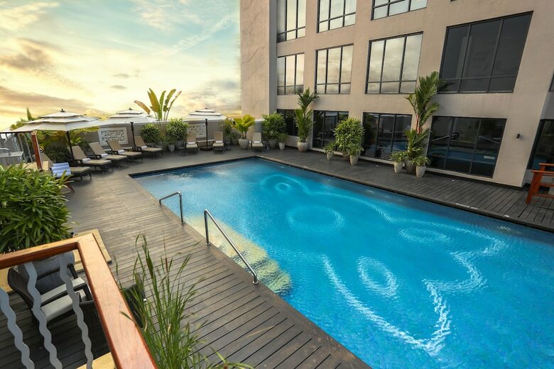 Hotel Muthoot Plaza
