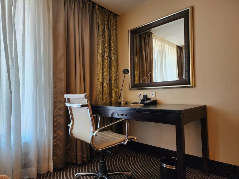 Hotel Muthoot Plaza