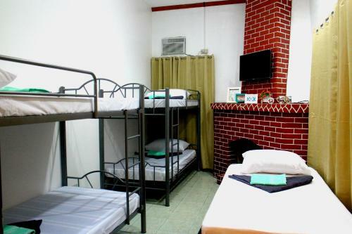 Mountain Breeze Hostel - Tagaytay Center