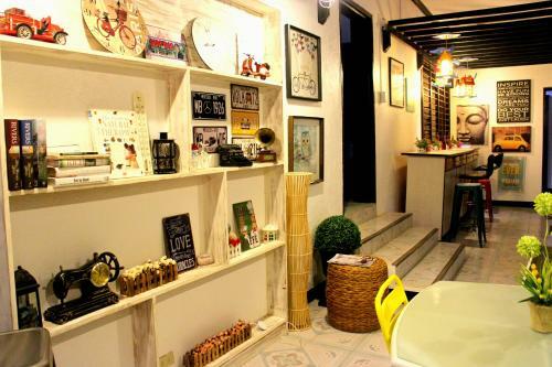 Mountain Breeze Hostel - Tagaytay Center