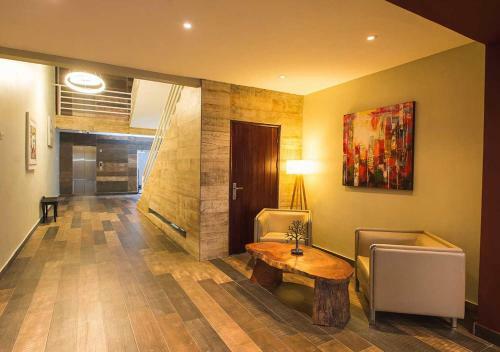 The Earl Heights Apartment Hotel