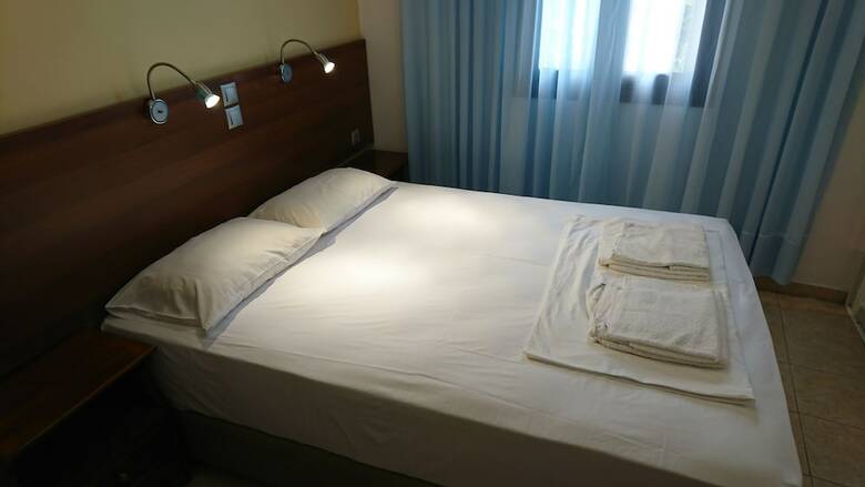 Hostal Eleni Rooms