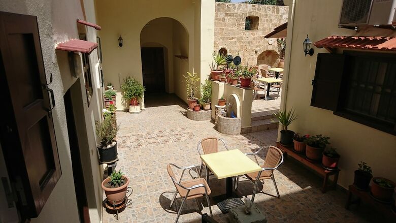 Hostal Eleni Rooms