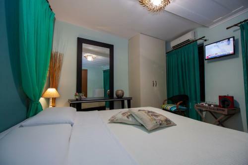 Hostal Elia Portou Rooms