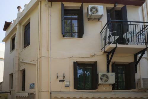 Hostal Elia Portou Rooms