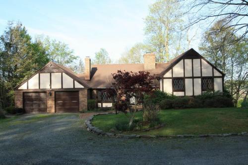 Hickory Manor