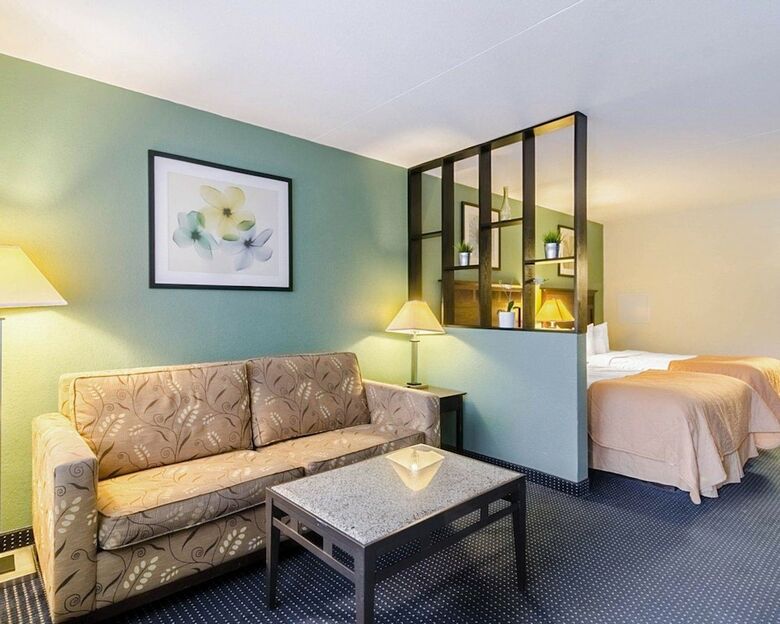 Hotel Clarion Inn & Suites
