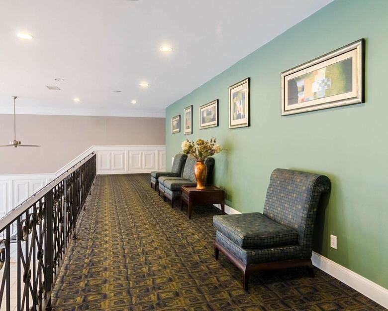 Hotel Clarion Inn & Suites