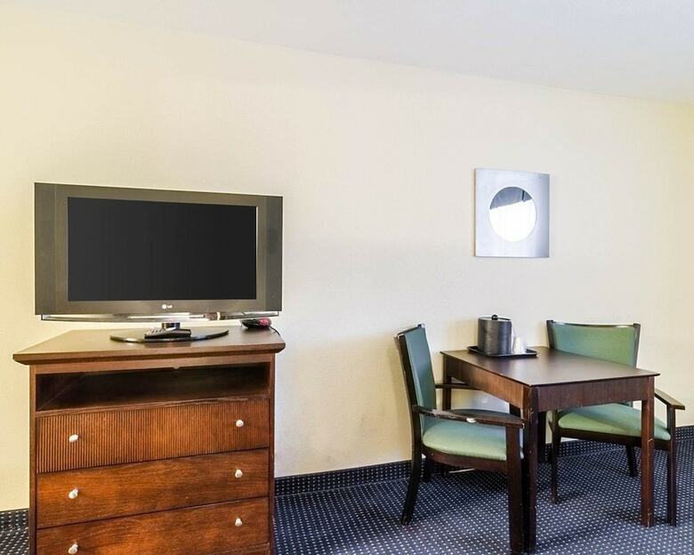 Hotel Clarion Inn & Suites
