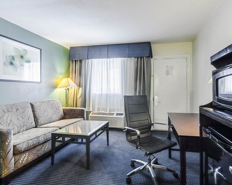 Hotel Clarion Inn & Suites