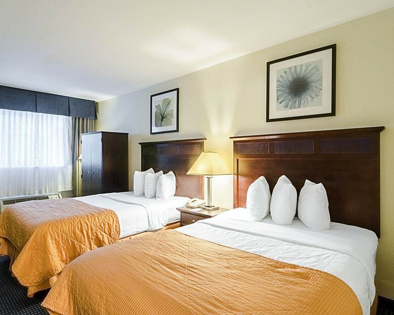 Hotel Clarion Inn & Suites