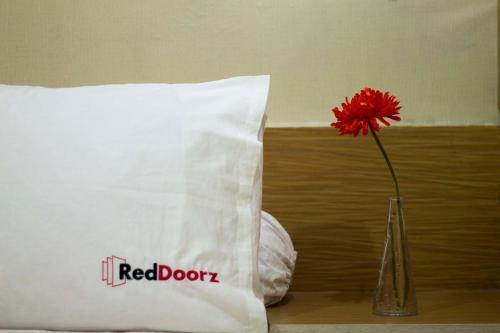 Hostal Reddoorz Near Trans Studio Mall 3