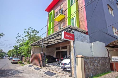 Hostal Reddoorz Near Trans Studio Mall 3