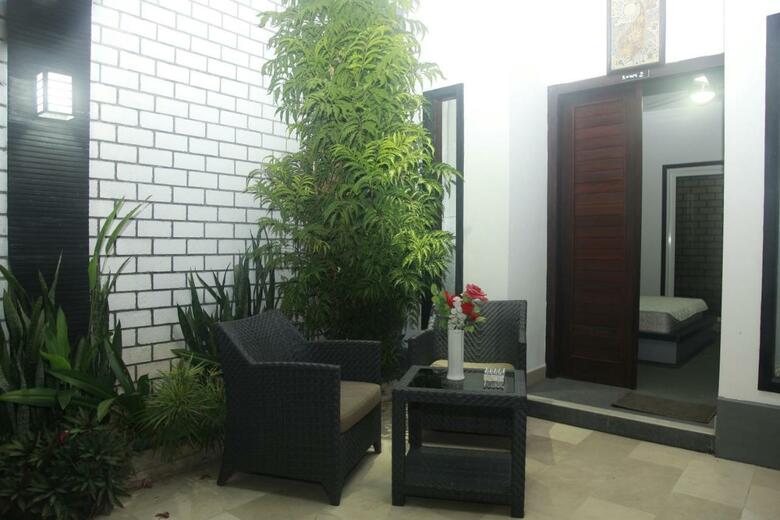 Bed & Breakfast Villa Rumah Putih Abu Abu