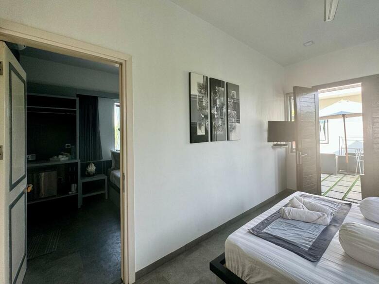 Bed & Breakfast Villa Rumah Putih Abu Abu