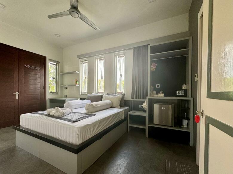 Bed & Breakfast Villa Rumah Putih Abu Abu