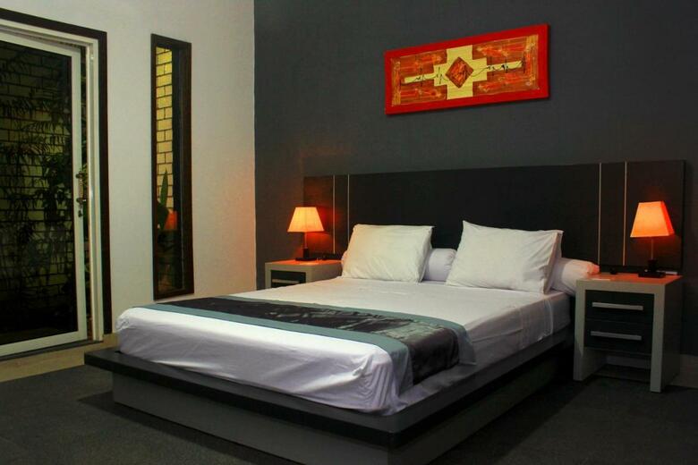 Bed & Breakfast Villa Rumah Putih Abu Abu