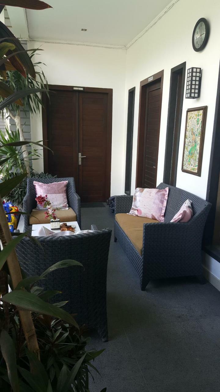 Bed & Breakfast Villa Rumah Putih Abu Abu