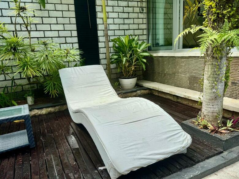 Bed & Breakfast Villa Rumah Putih Abu Abu
