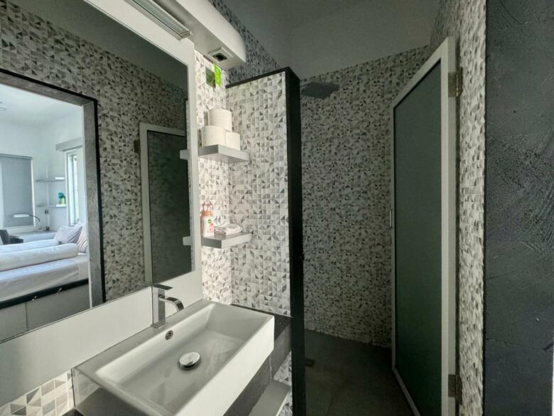Bed & Breakfast Villa Rumah Putih Abu Abu