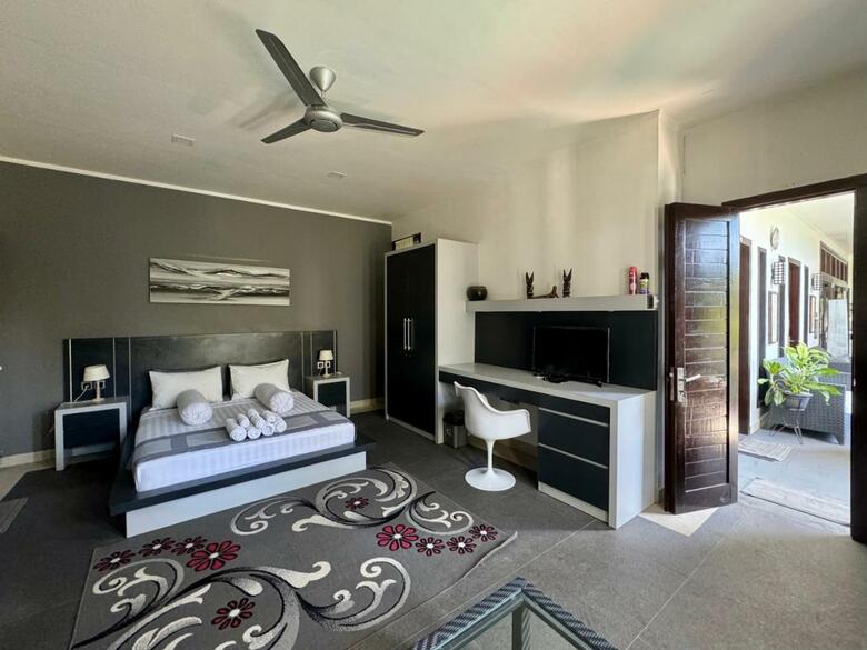 Bed & Breakfast Villa Rumah Putih Abu Abu