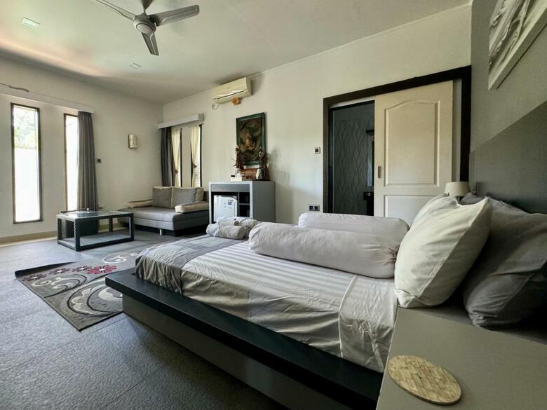 Bed & Breakfast Villa Rumah Putih Abu Abu