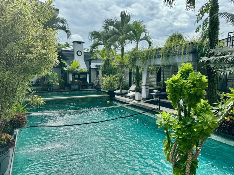 Bed & Breakfast Villa Rumah Putih Abu Abu
