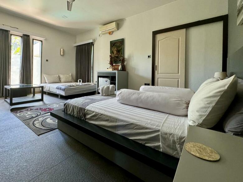 Bed & Breakfast Villa Rumah Putih Abu Abu