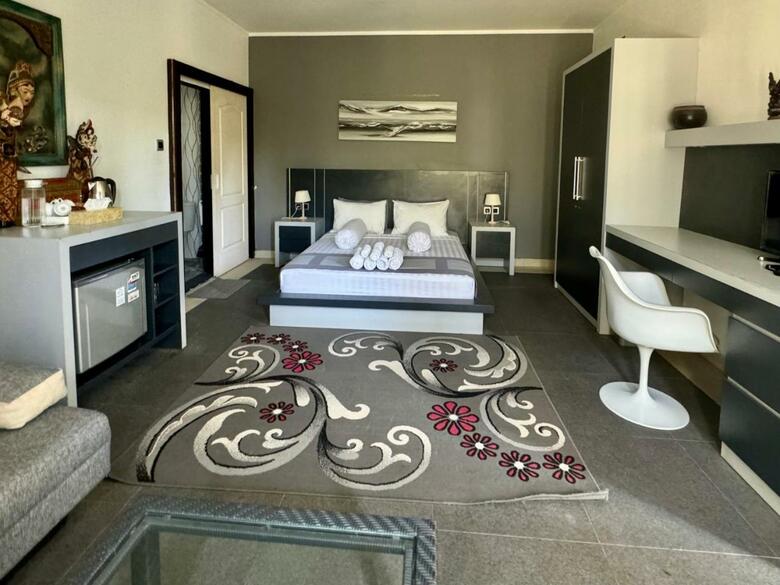 Bed & Breakfast Villa Rumah Putih Abu Abu