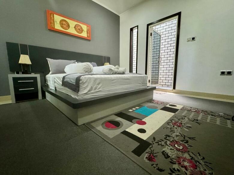Bed & Breakfast Villa Rumah Putih Abu Abu