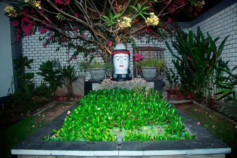 Bed & Breakfast Villa Rumah Putih Abu Abu