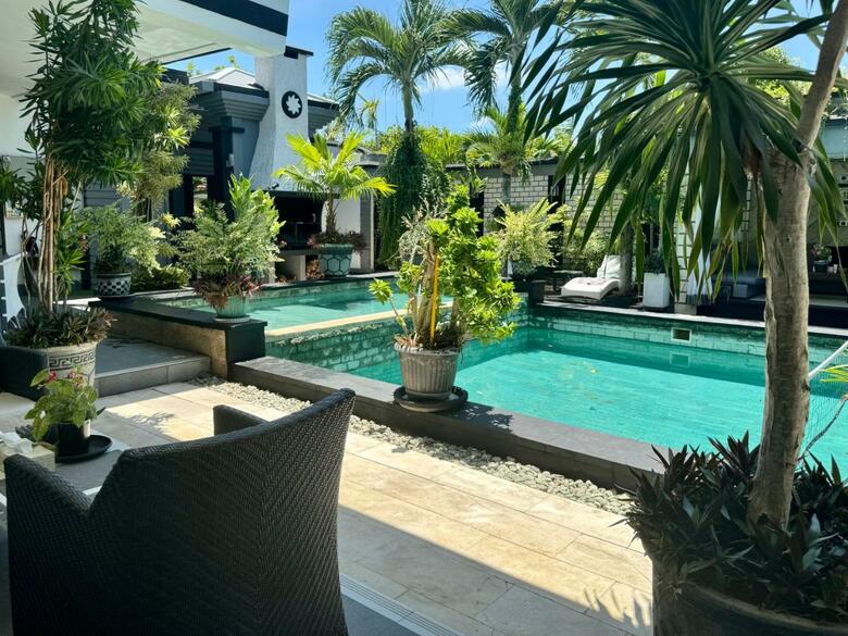 Bed & Breakfast Villa Rumah Putih Abu Abu