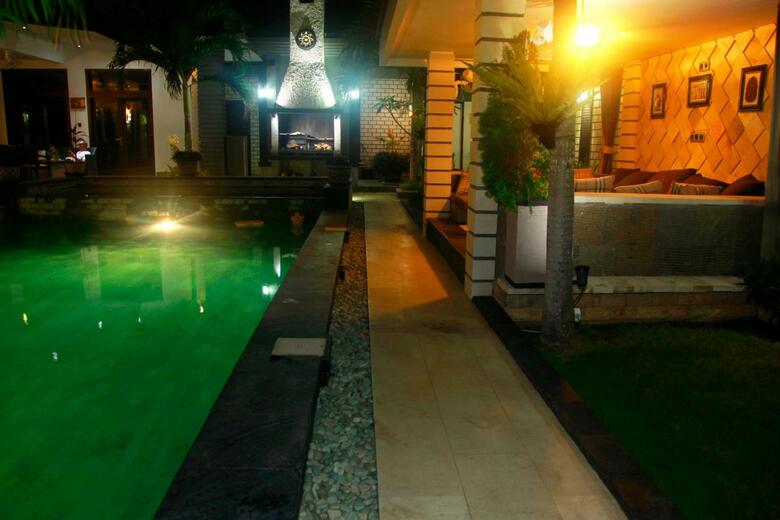 Bed & Breakfast Villa Rumah Putih Abu Abu