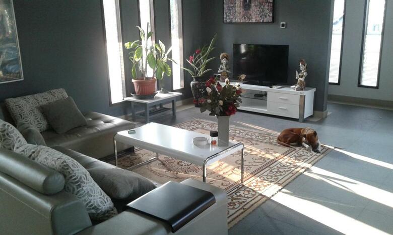 Bed & Breakfast Villa Rumah Putih Abu Abu