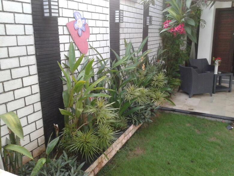 Bed & Breakfast Villa Rumah Putih Abu Abu