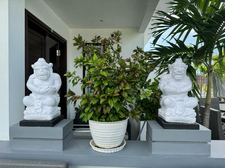 Bed & Breakfast Villa Rumah Putih Abu Abu