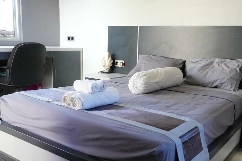 Bed & Breakfast Villa Rumah Putih Abu Abu