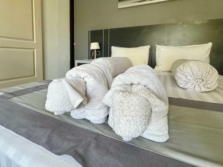 Bed & Breakfast Villa Rumah Putih Abu Abu