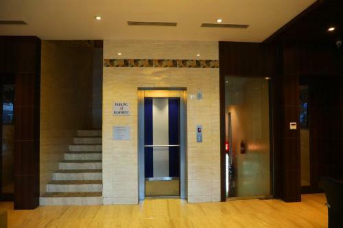 Azeez Avenue Hotel