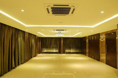 Azeez Avenue Hotel