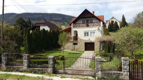 Apartamento K�m�n Nyaral�