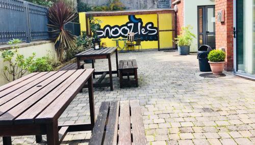 Snoozles Tourist Hostel